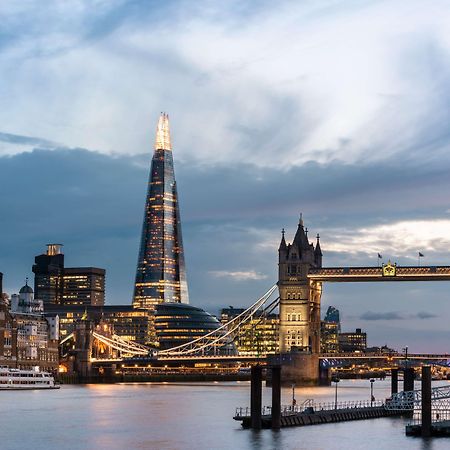 Shangri-La The Shard, Londra Esterno foto The Shard and Tower Bridge