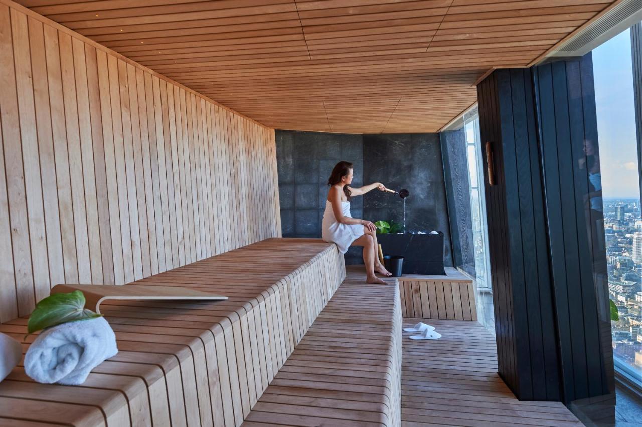 Shangri-La The Shard, Londra Esterno foto A woman in a Finnish sauna