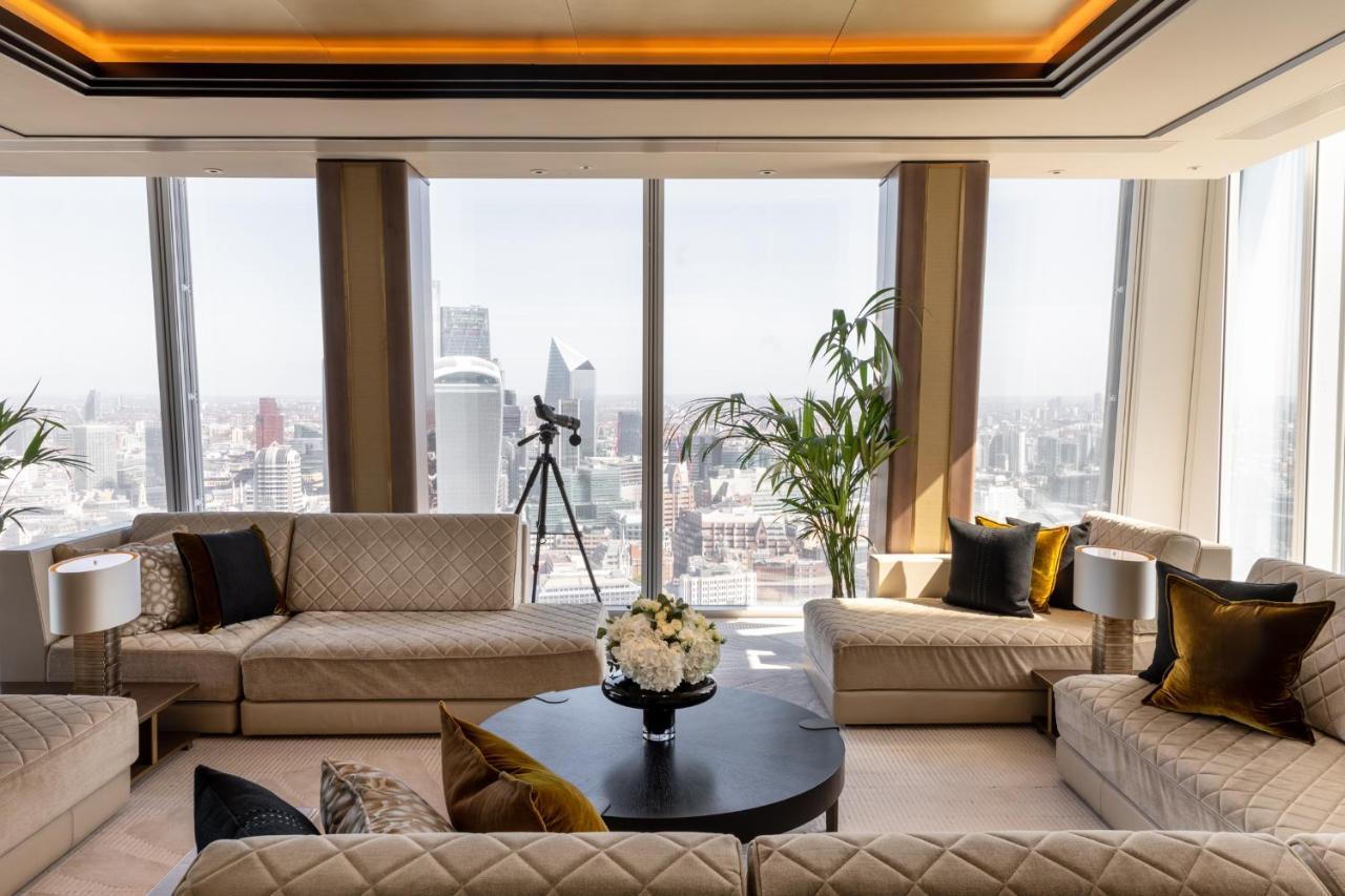 Shangri-La The Shard, Londra Esterno foto The living room of a Sky Villa