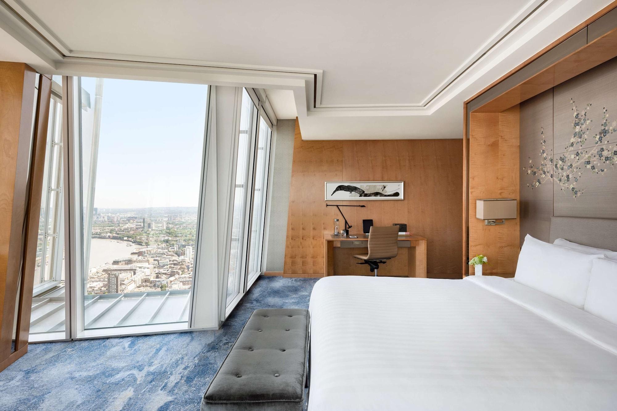 Shangri-La The Shard, Londra Esterno foto A bedroom at the hotel