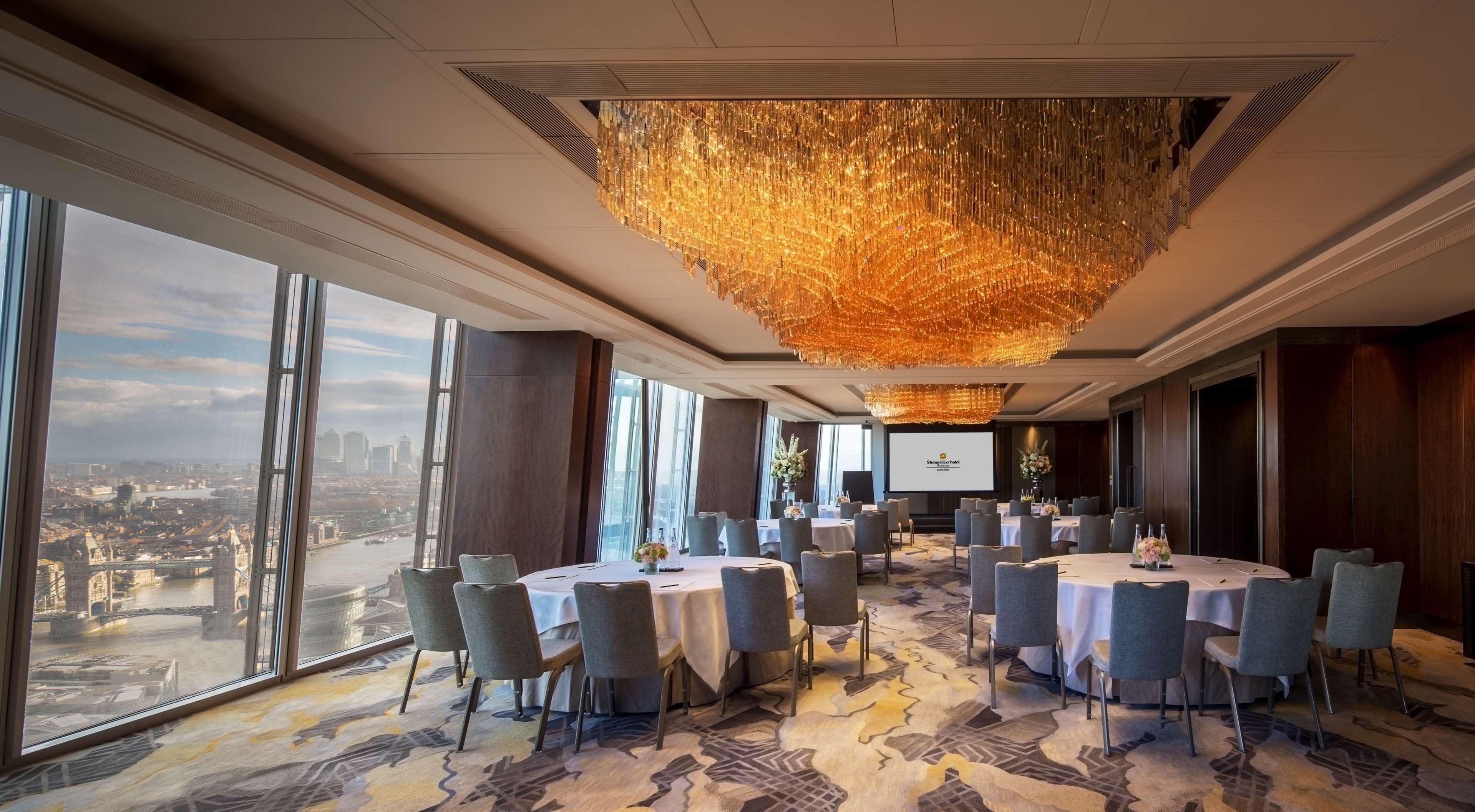Shangri-La The Shard, Londra Esterno foto The meeting room at The Shard