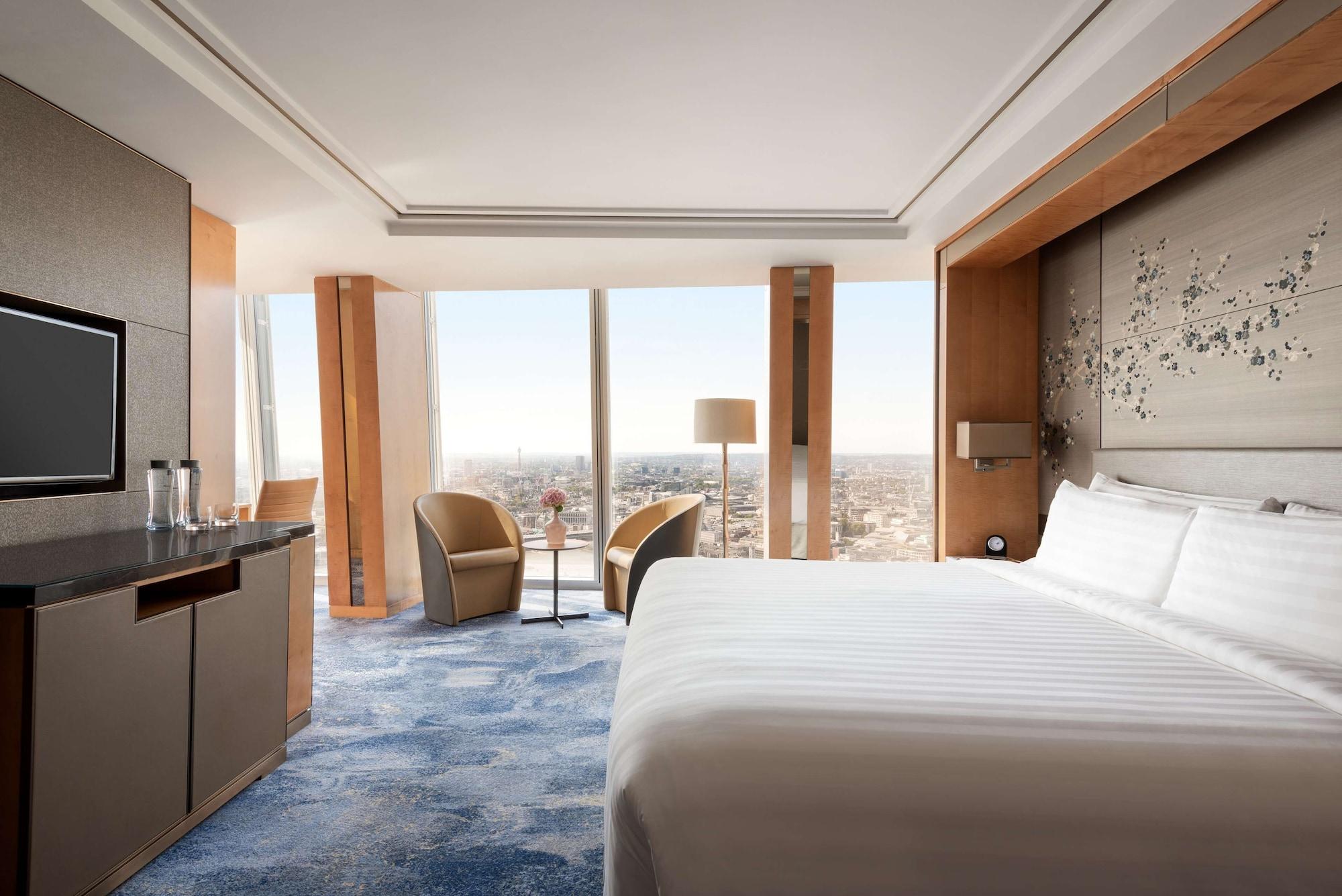 Shangri-La The Shard, Londra Esterno foto A guest room at the Ritz-Carlton, DIFC