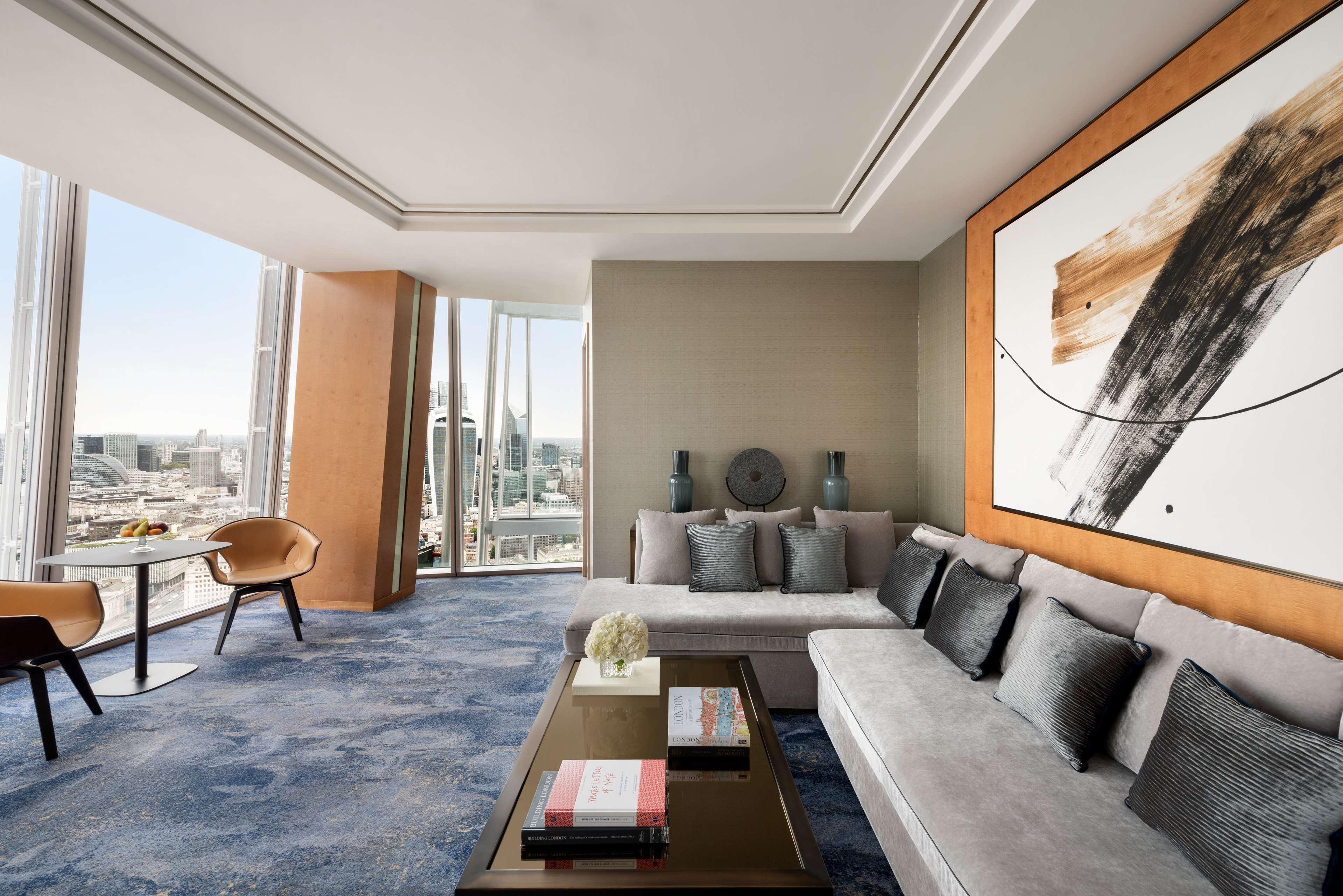 Shangri-La The Shard, Londra Esterno foto The living room of a Sky Residence