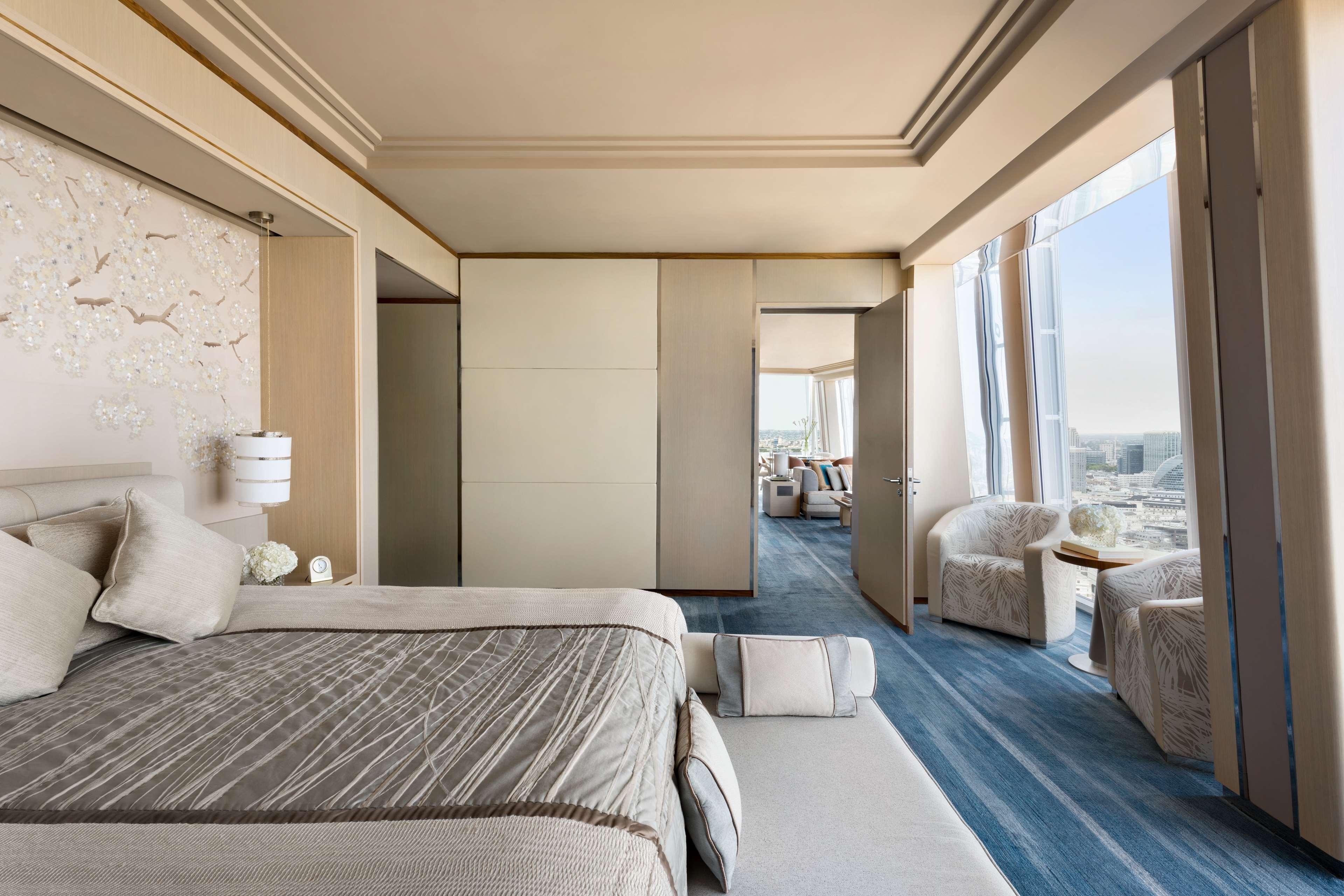 Shangri-La The Shard, Londra Esterno foto The bedroom of a Sky Suite