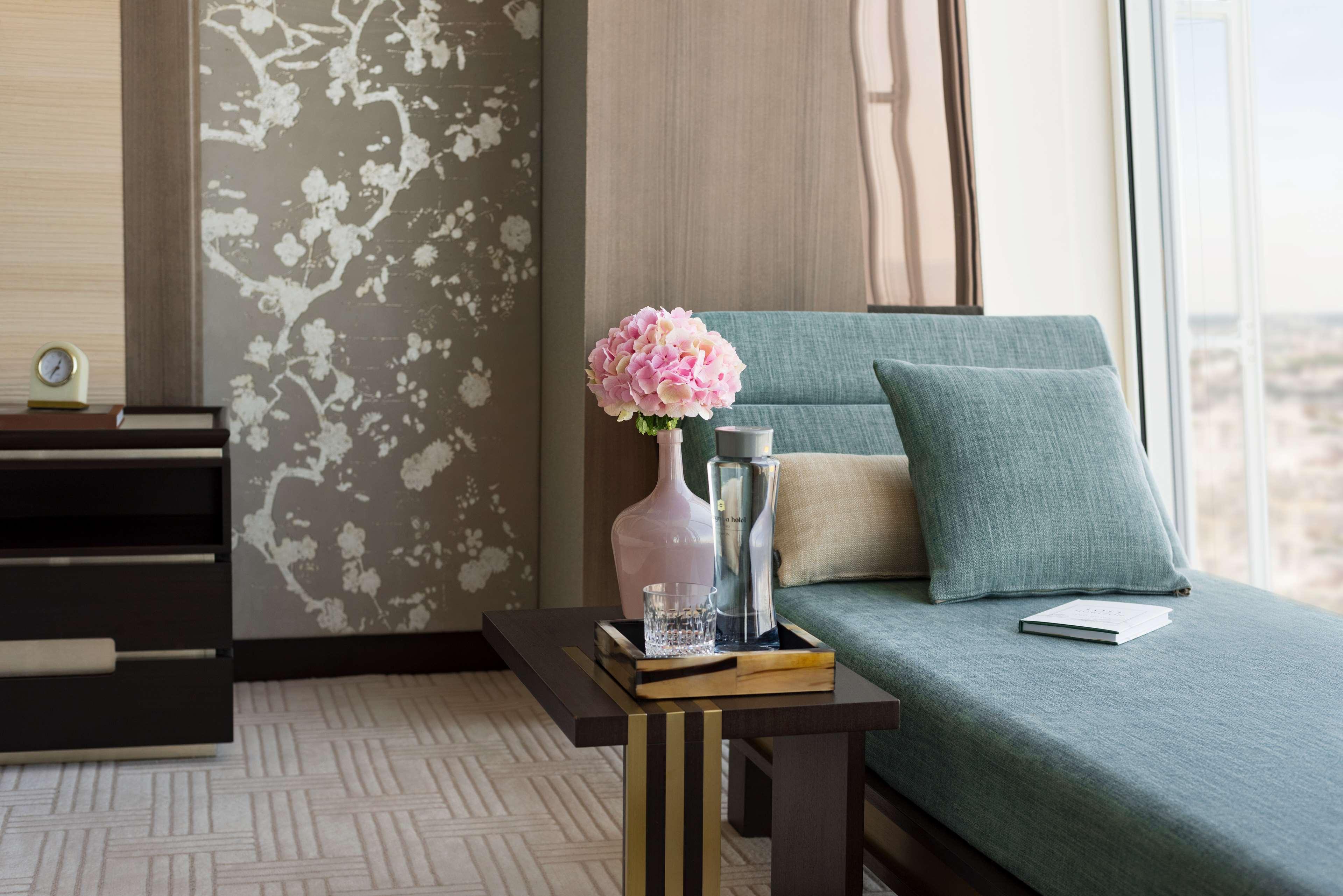 Shangri-La The Shard, Londra Esterno foto A room at the hotel