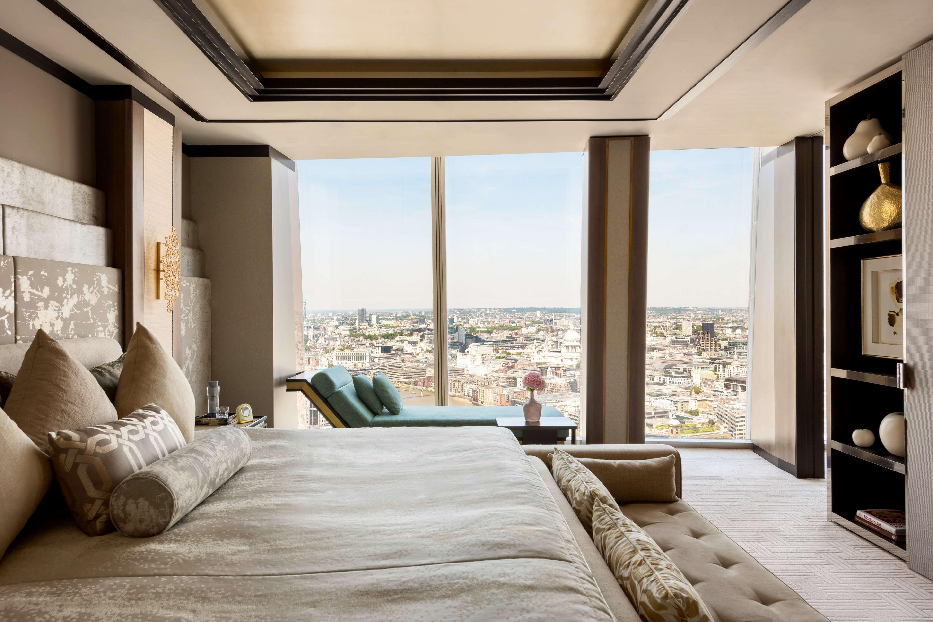 Shangri-La The Shard, Londra Esterno foto A bedroom at Four Seasons Hotel London at Ten Trinity Square