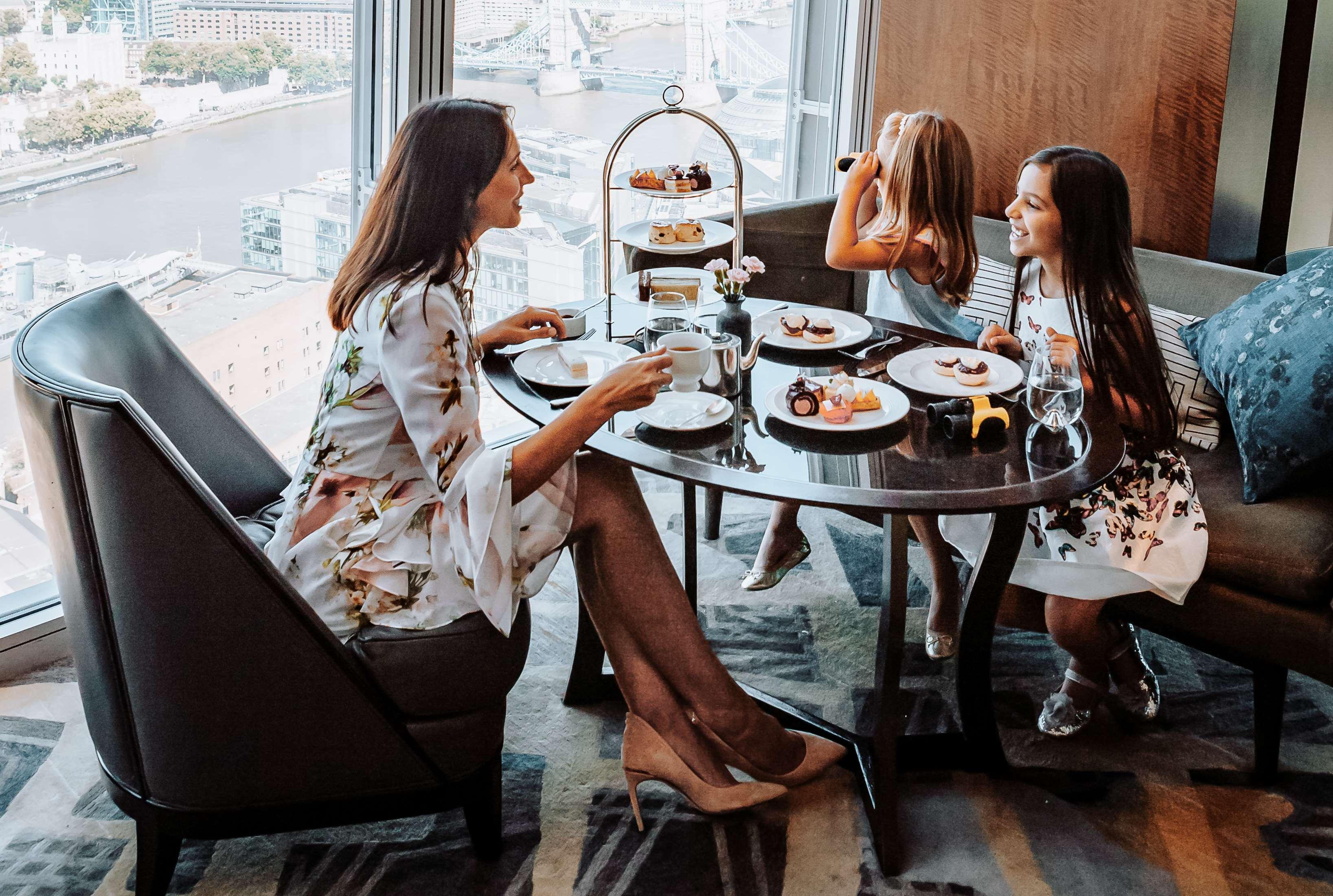 Shangri-La The Shard, Londra Esterno foto Afternoon tea at the Ritz-Carlton, DIFC, Dubai