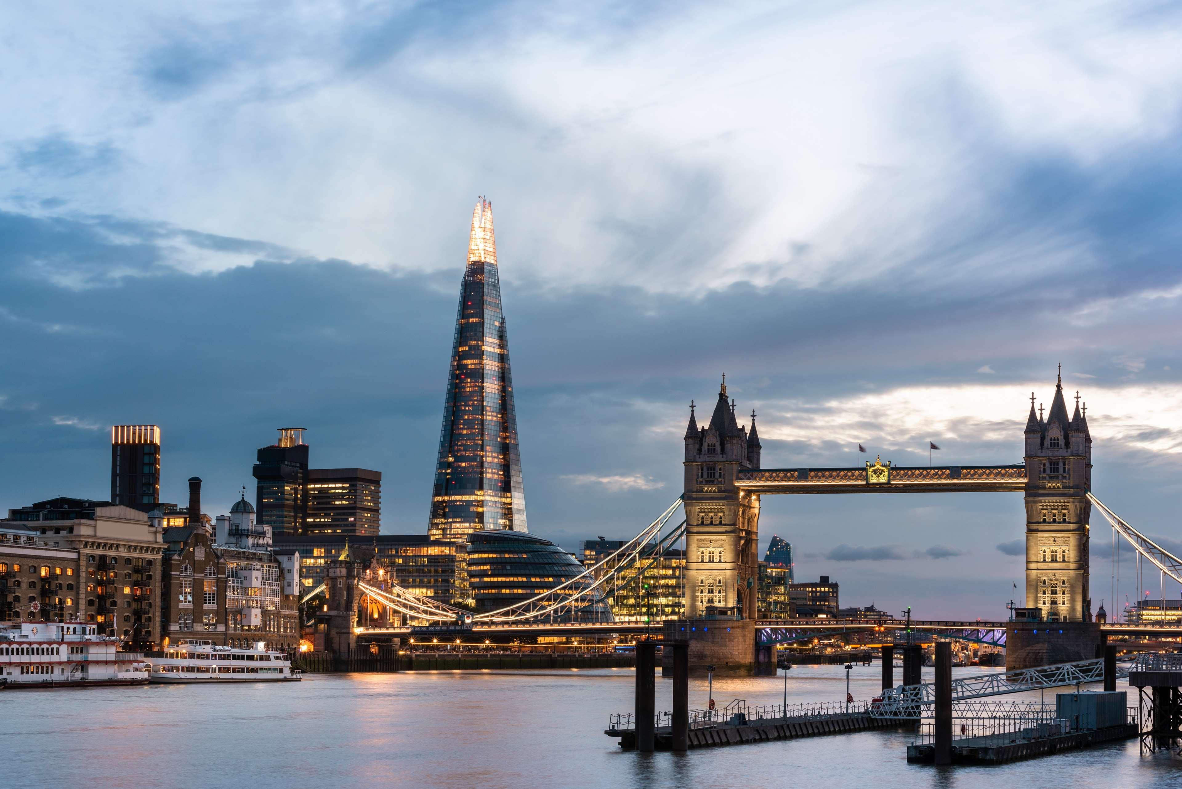 Shangri-La The Shard, Londra Esterno foto The Shard and Tower Bridge