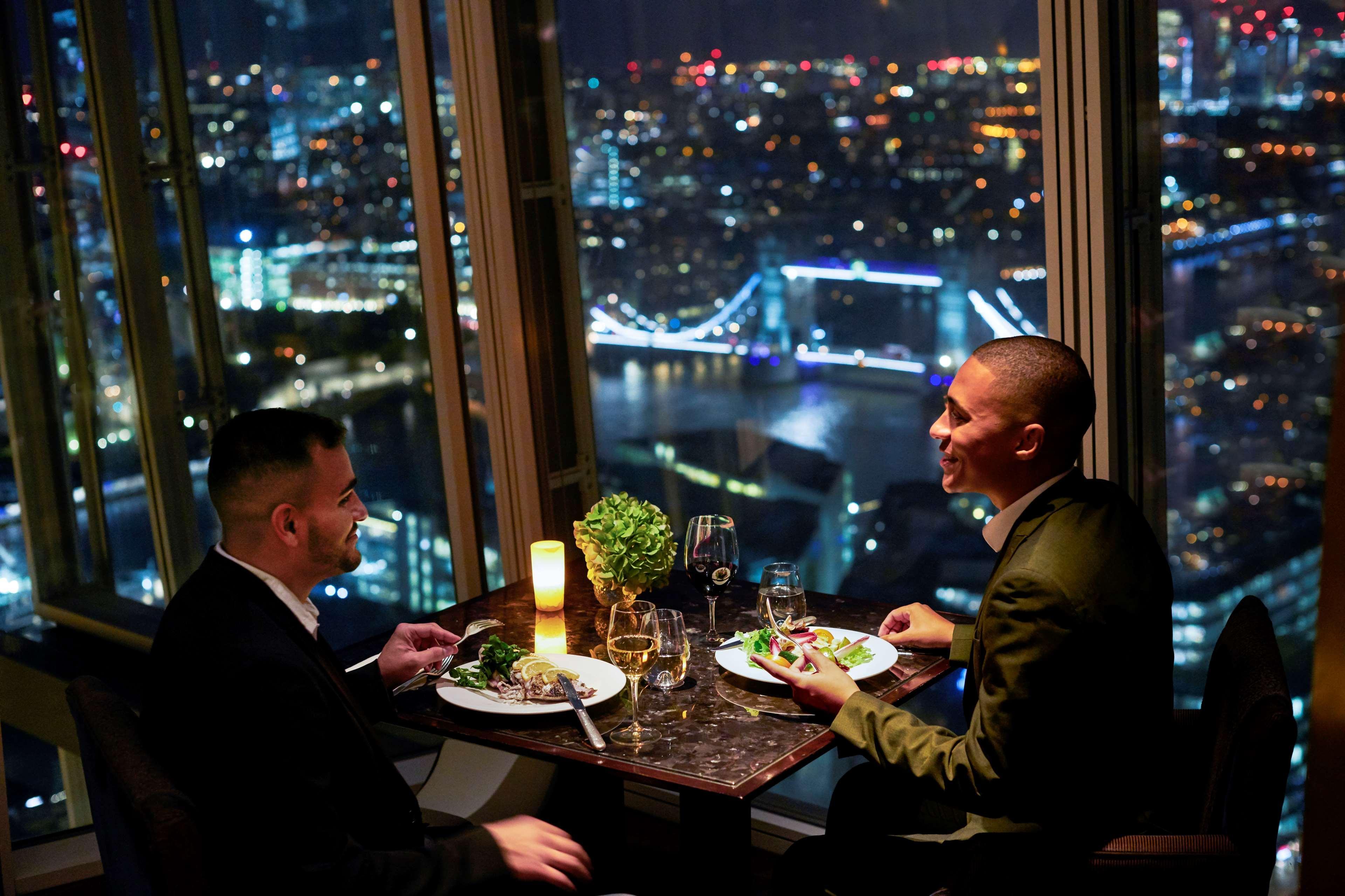 Shangri-La The Shard, Londra Esterno foto Diners at the restaurant