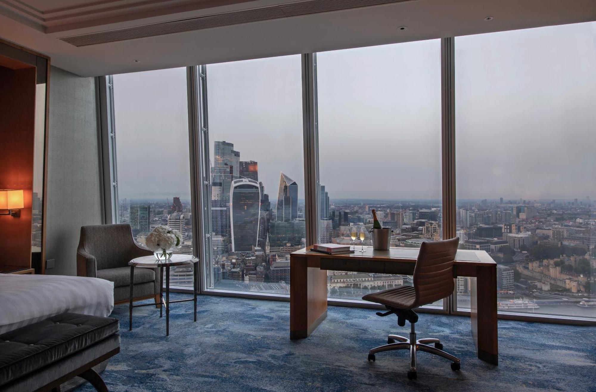 Shangri-La The Shard, Londra Esterno foto A suite at the hotel