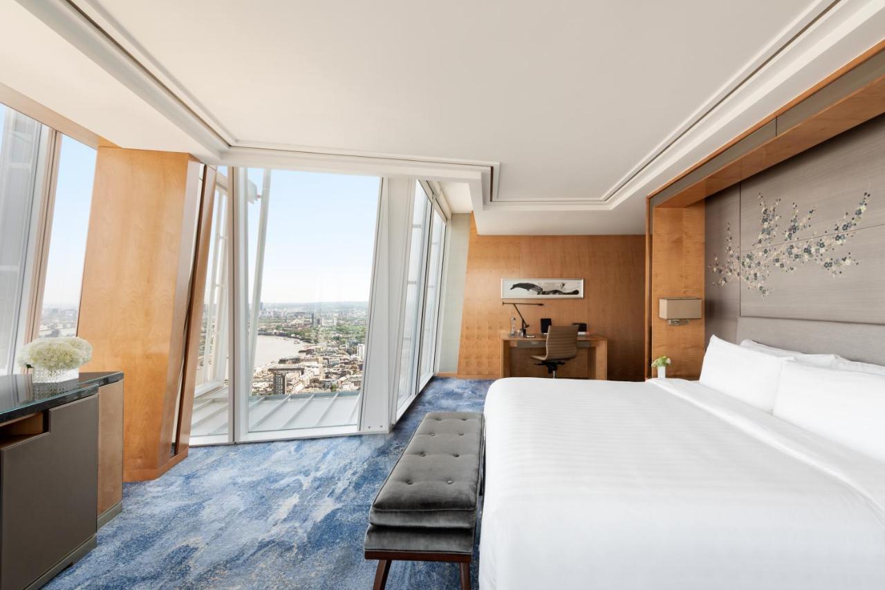 Shangri-La The Shard, Londra Esterno foto A bedroom at the hotel