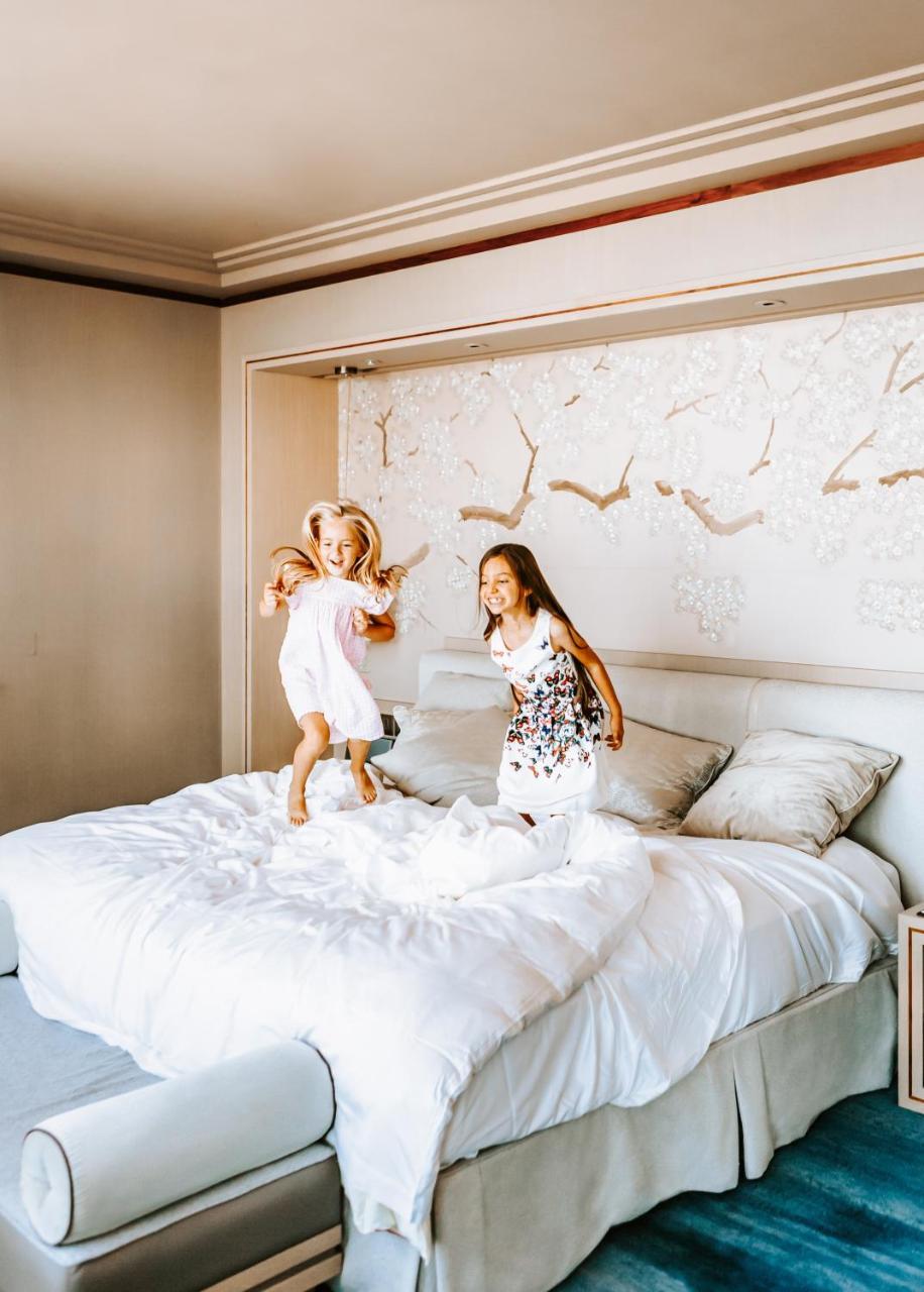 Shangri-La The Shard, Londra Esterno foto Two children jumping on a bed